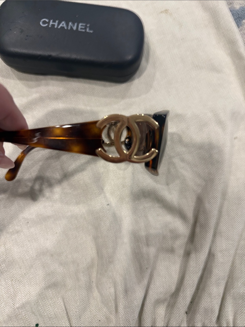 CHANEL Tortoise Frame Sunglasses with Gold CC Emblem - Picture 4 of 6